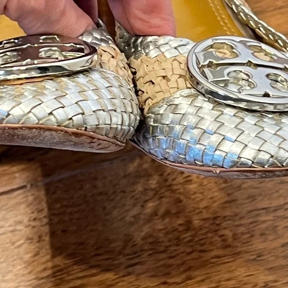 Tory Burch Chelsea woven leather pumps in light taupe and metallic silver sz 8 - Picture 6 of 7